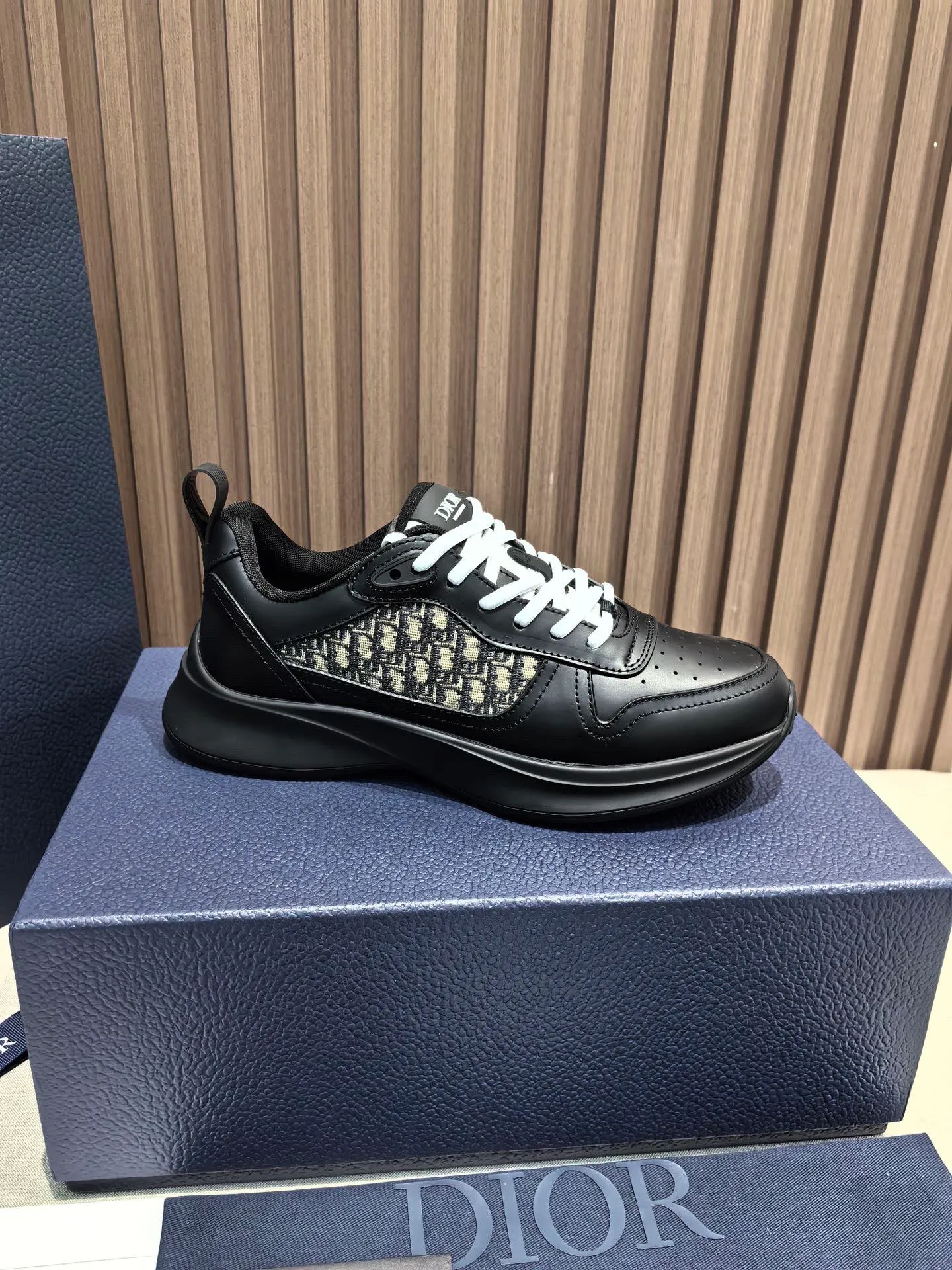 Factory price: 440💰 🔍Top purchasing agent🇮🇹 Dior's super-popular sports shoes, popular for street men, are synchronized with the new product counters. The uppers are made of Italian original imported cowhide and matched with D's customized fabrics. It is a must-have for fashionistas. The complex craftsmanship is perfectly reproduced. Imported soft cowhide foot pads, soles: original soles specially provided by the original factory, exclusive movable molded soles are super comfortable, original factory follow-up goods, 🔍🔍high quality, you can enter and exit the counter at will, welcome to compare, code number 38-45 (46 can be customized and cannot be returned or exchanged)